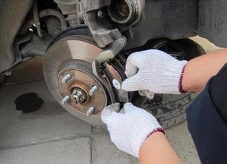 汽車剎車片換前輪嗎:剎車盤多久需要更換